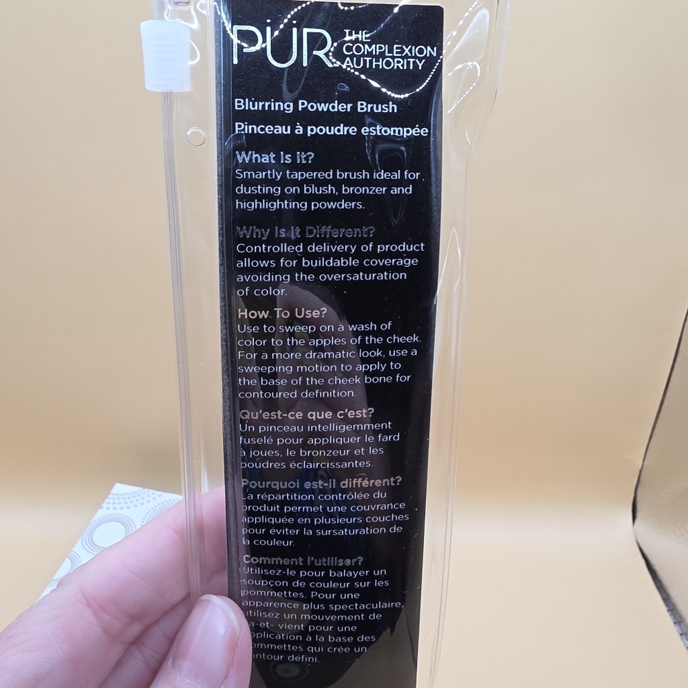 PUR Downtown Detox Black Lemon Mask On Point Eyeshadow Powder Brush - Picture 4 of 4